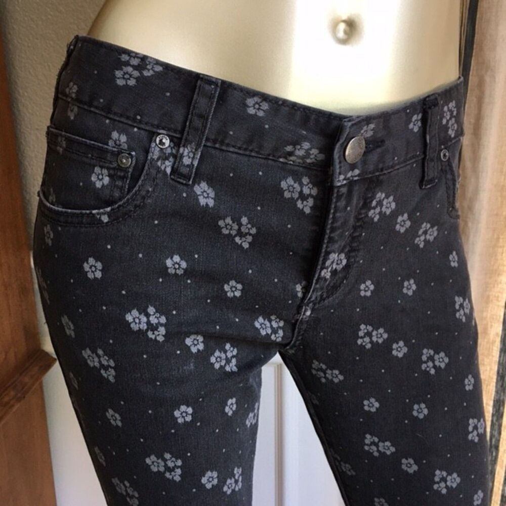 EUC Free People Black Denim Ditsy Floral Slim Jeans 28